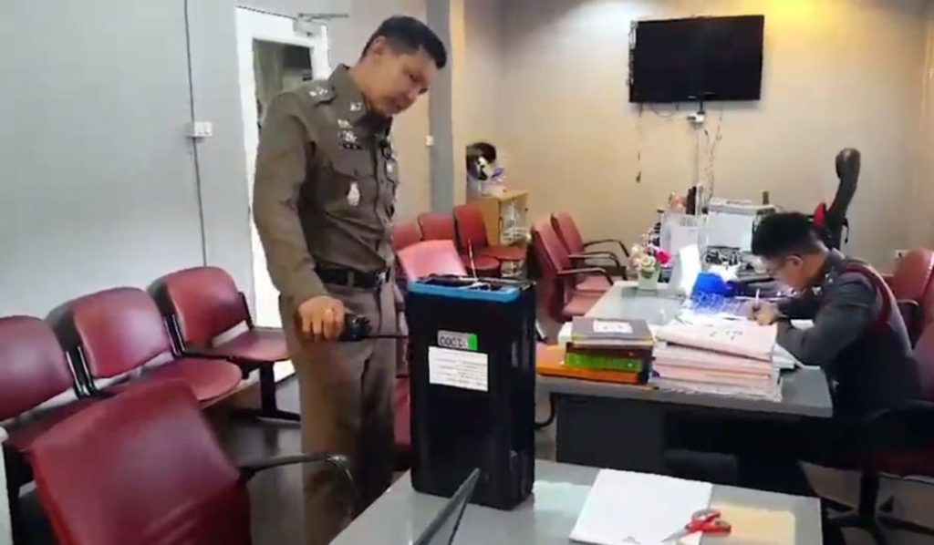 Unglaublich; 1,5 Millionen Baht in einer Box vor einem Geldautomaten gefunden