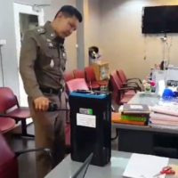Unglaublich; 1,5 Millionen Baht in einer Box vor einem Geldautomaten gefunden