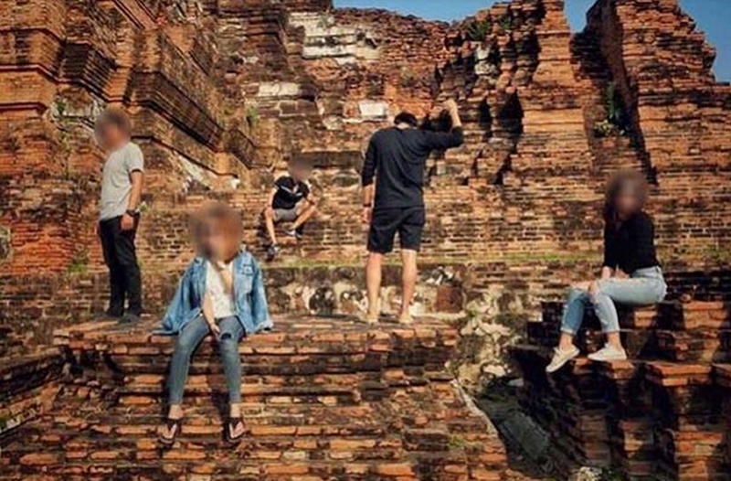 Fünf thailändische Touristen wegen klettern auf alten Ruinen in Ayutthaya angeklagt