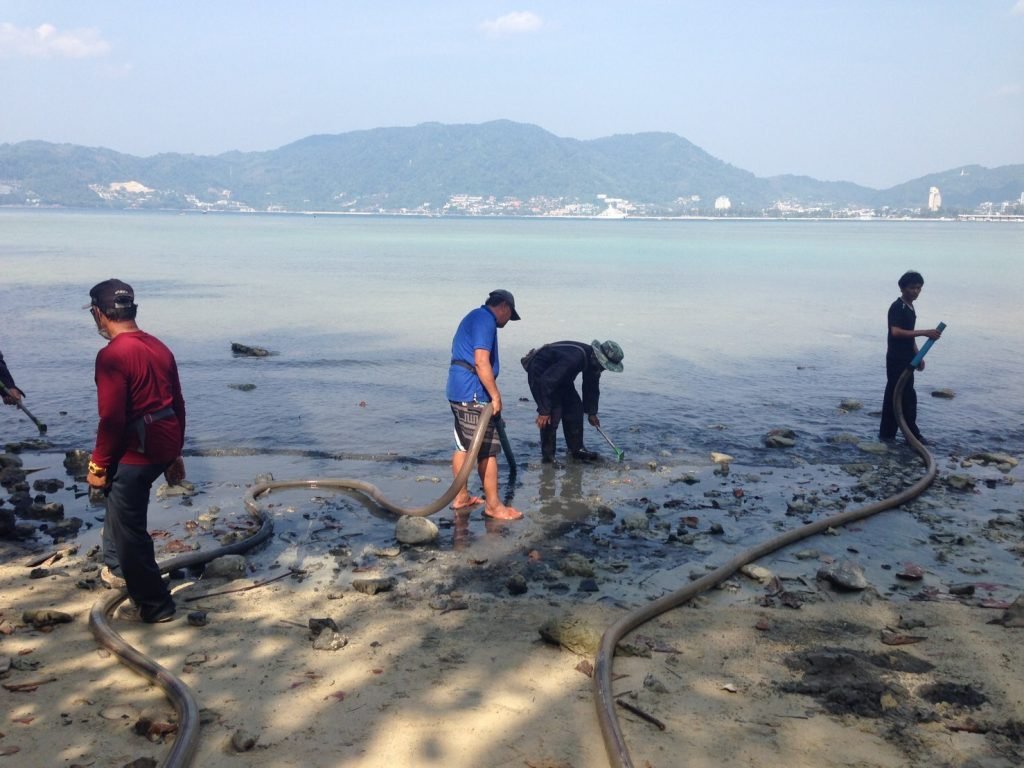 Einheimische und Touristen in Patong und Krabi beschweren sich über die schwarze Brühe im Meer