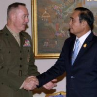 Der Vorsitzende der US-Generalstabschefs bestätigt die starke militärische Verbindungen zu Premierminister Prayuth