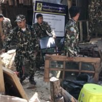 Hundert Beamte zerstören auf Ko Phi Phi Häuser und Geschäfte in der Nähe des Nationalparks