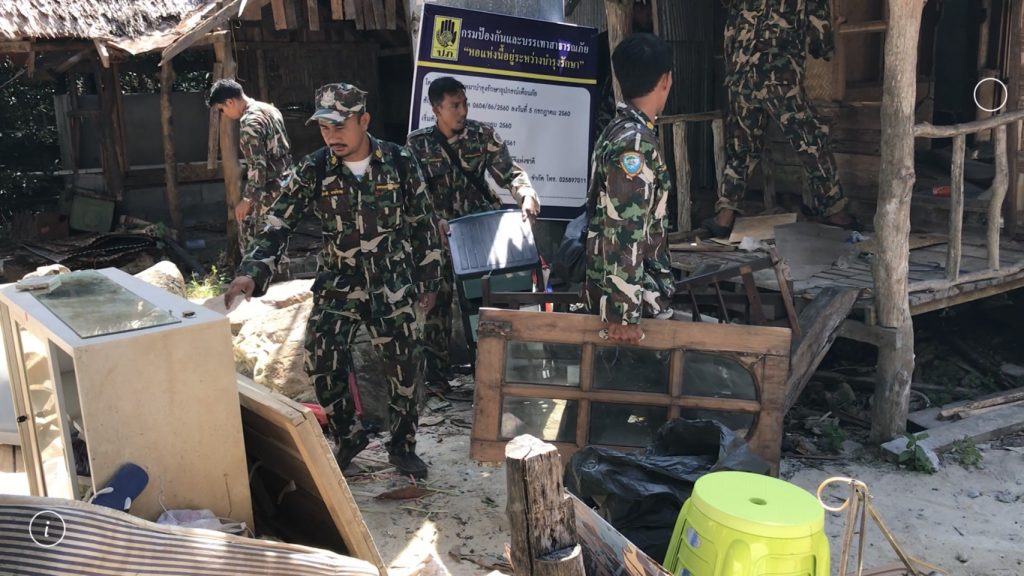 Hundert Beamte zerstören auf Ko Phi Phi Häuser und Geschäfte in der Nähe des Nationalparks