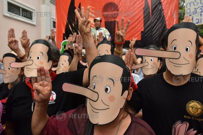 Pro Demokratie Aktivisten mit Pinocchio Nasen nennen den Junta Führer „Lügner“