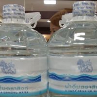 Ab dem 1. April gibt es auf den Wasserflaschen keine Plastiksiegel mehr