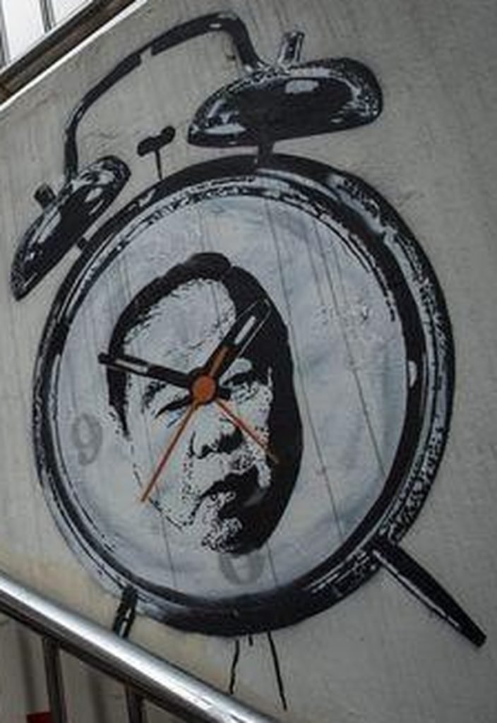 Straßenkünstler flieht wegen eines Prawit Graffiti in Bangkok