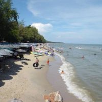 Trotz Rauchverbot wird am Strand von Phang Nga weiter geraucht