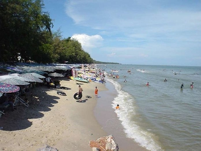 Trotz Rauchverbot wird am Strand von Phang Nga weiter geraucht