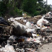 Illegale Müllkippe auf der Sukhumvit Straße 12 verärgert die Anwohner