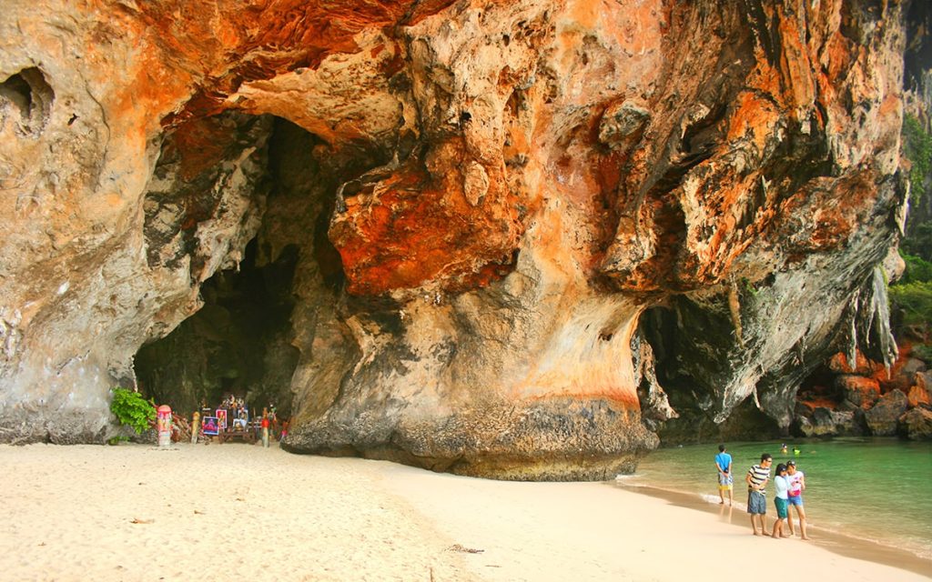 Touristen sollen die Princess Höhlen am Railay Strand nicht weiter zerstören