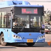 Pendler in Bangkok können jetzt auf fünf Routen die neuen mit Erdgas betriebenen Busse genießen