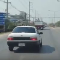 Fahrer blockiert eine Ambulanz im Einsatz und wird mit 500 Baht bestraft