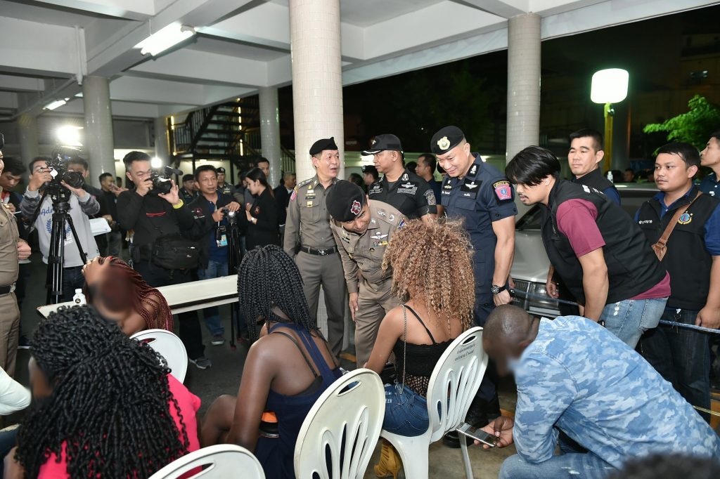 Polizei gibt die Verhaftung von 75 „ dunkelhäutigen Ausländern „ bekannt