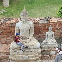 Facebook Aufruhr über eine respektlose Touristin, die in Buddhas Schoss sitzt