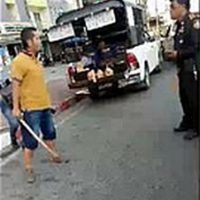 Mango Verkäufer wehrt sich erfolgreich mit einem Samurai Schwert gegen seine Verhaftung