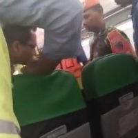 Passagier aus dem Flugzeug geworfen weil er angeblich geraucht hatte