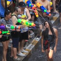 Zehn Jahre Gefängnis für Männer, die Frauen während der Songkran Feiertage „antatschen“