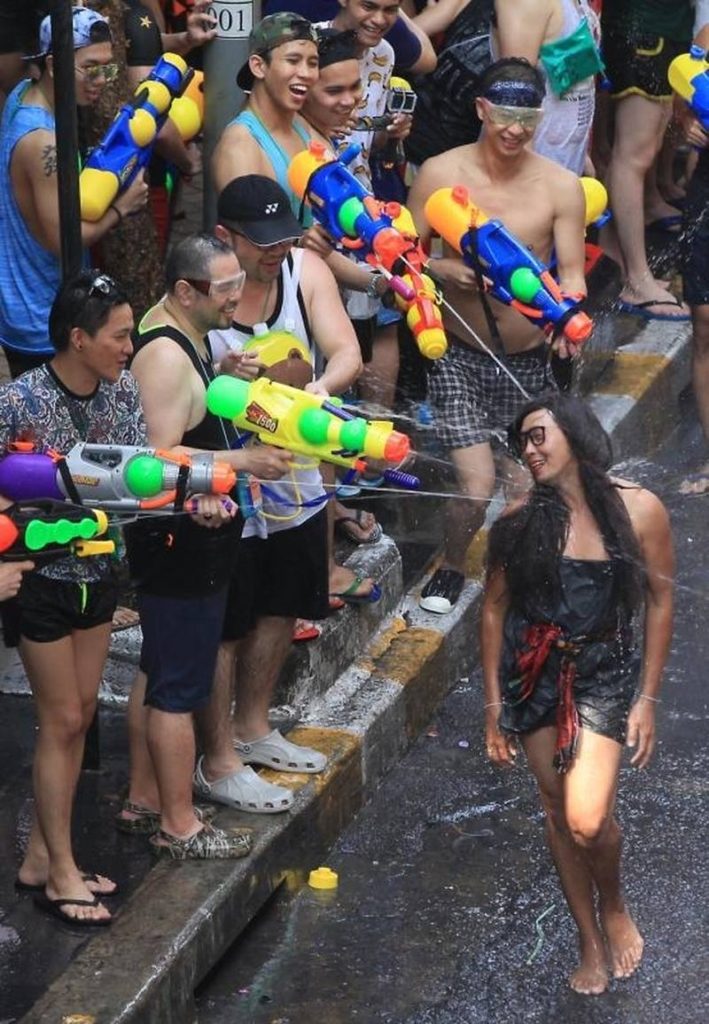 Zehn Jahre Gefängnis für Männer, die Frauen während der Songkran Feiertage „antatschen“