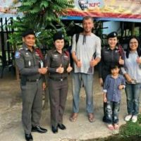 Touristenpolizei in Khon Kaen unterstützt einen mittellosen Ausländer