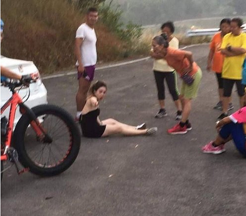Motorrad Taxifahrer aus Patong belästigt eine türkische Touristin und raubt sie aus