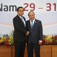Die sechs Führer der Mekong Länder wollen 66 Milliarden US-Dollar investieren. Foto: Der vietnamesische Premierminister Nguyen Xuan Phuc (rechts) und der thailändische Premierminister Prayuth Chan o-cha .
