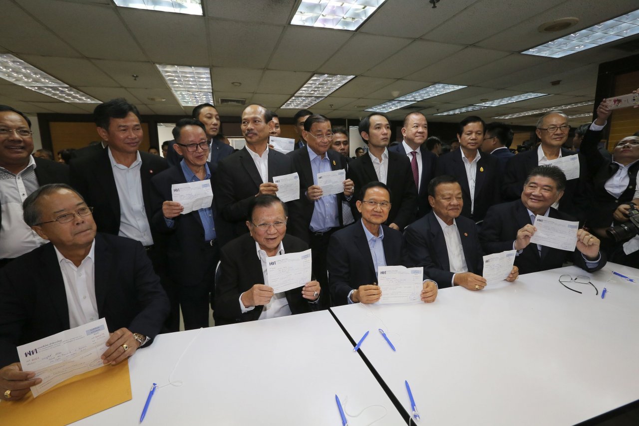 Hunderte Politiker bestätigen ihre Mitgliedschaft bei der Pheu Thai Partei
