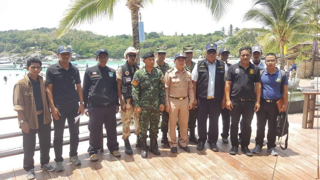 Sechs Strandverkäufer bei einer Razzia auf Ko Racha verhaftet