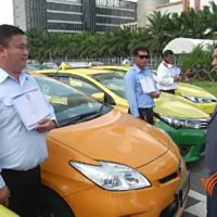 Taxifahrer am Flughafen Suvarnabhumi erhalten einen kostenlosen Crash-Kurs in englischer Konversation