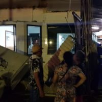 Wie durch ein Wunder keine Verletzten nach einem Balkon Zusammenbruch in der Soi Buakhaow