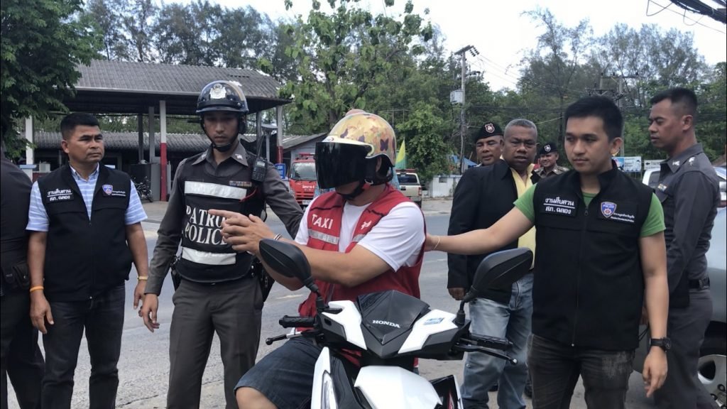Motorrad Taxifahrer in Rawai verhaftet nachdem er einen Australier ausgeraubt hat