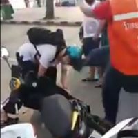 Motorrad Taxifahrer verprügelt einen deutschen mitten auf der Straße vor einer Polizeikontrolle