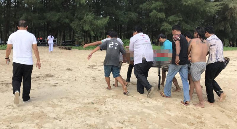 Thai ertrinkt weil es keine Rettungsschwimmer am Layan Strand auf Phuket gibt
