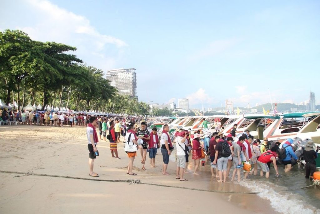 Die Betreiber der Touristenboote in Pattaya halten sich nicht an die Anordnung der Behörden
