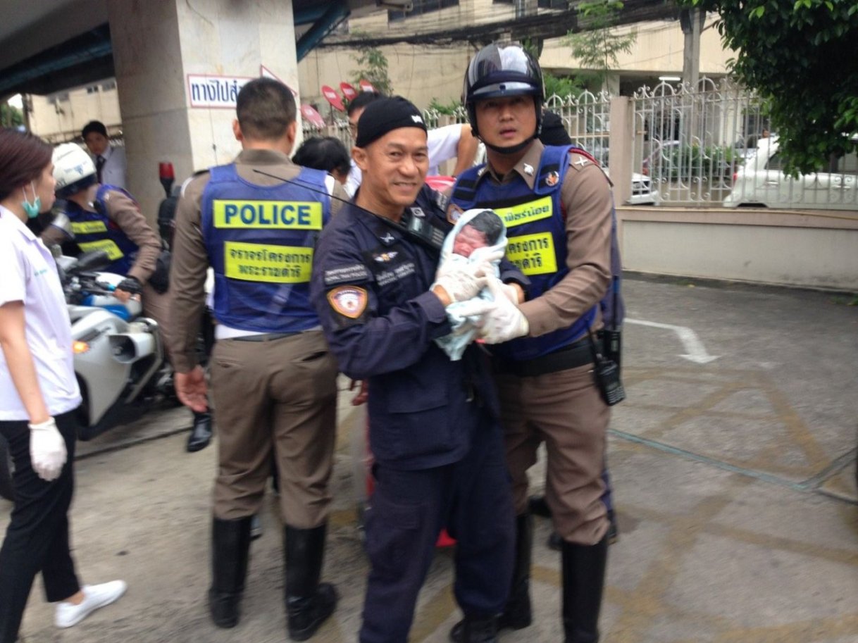 Bangkoks bekannter Polizei Geburtshelfer hilft erneut ein Baby auf die Welt zu bringen