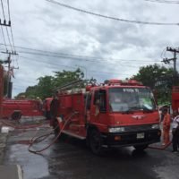 Touristen fliehen bei einem Feuer im Dara Hotel auf Phuket