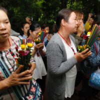 Der König fordert die Kontrolle der Menschenmenge vor der Höhle in Chiang Rai