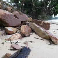 Die Küste von Krabi wurde durch starke Winde und schwere Wellen beschädigt