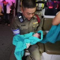 Erneut erweist sich ein Polizist in Bangkok als erfolgreicher Geburtshelfer