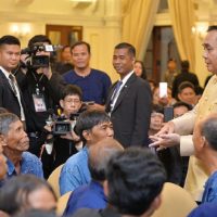 Premierminister Prayuth bestätigt den Bauern, dass es kein Verbot für den Anbau von Reis gibt