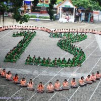 Tausende Schüler aus der ganzen Nation beten für die vermissten Schüler und ihren Trainer in Chiang Rai