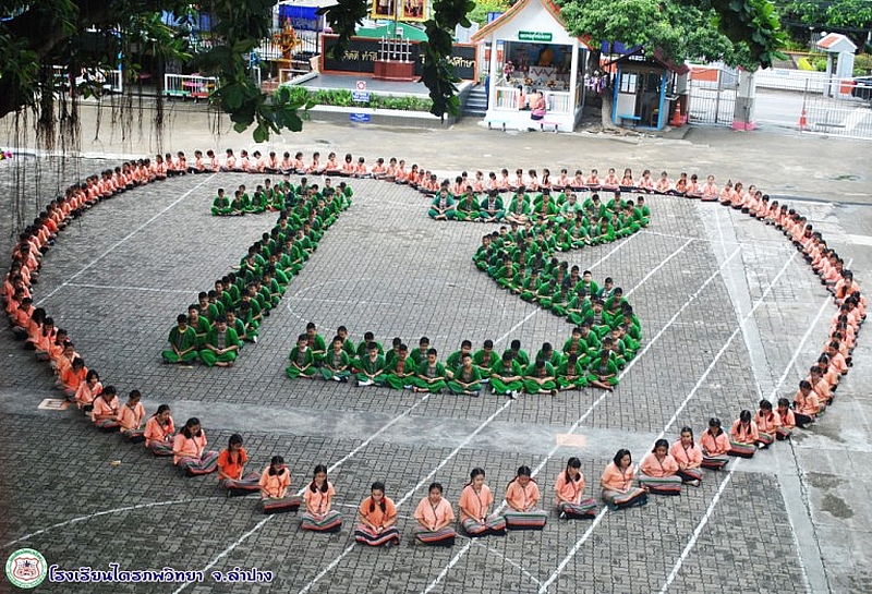 Tausende Schüler aus der ganzen Nation beten für die vermissten Schüler und ihren Trainer in Chiang Rai