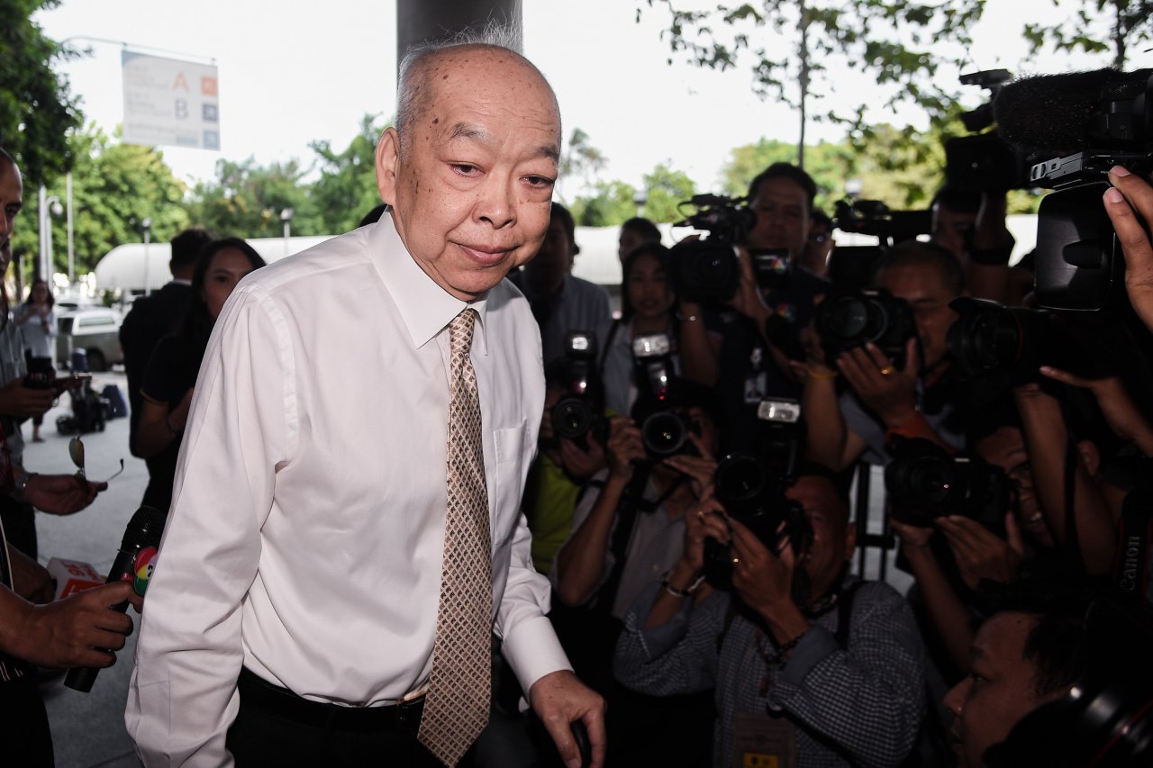 Ehemaliger Außenminister wegen der Pässe für Thaksin zu zwei Jahren Gefängnis verurteilt