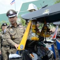 Big Joke droht Tuk Tuk Fahrern mit dem Verlust ihrer Lizenz wenn sie nicht aufhören das Image des Landes zu schädigen