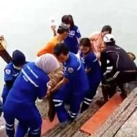 Trotz aller Warnungen ertrinkt ein chinesischer Tourist beim Schwimmen vor Krabi