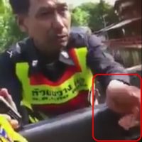 Polizist in Thailand erkennt den „ roten Führerschein „ an