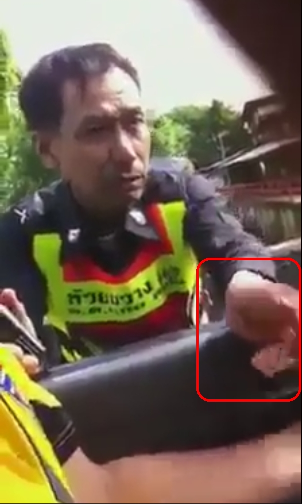 Polizist in Thailand erkennt den „ roten Führerschein „ an