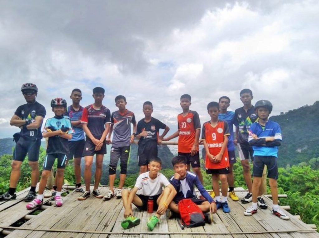 Australische Rettungsspezialisten auf dem Weg zur Tham Luang Höhle in Thailand