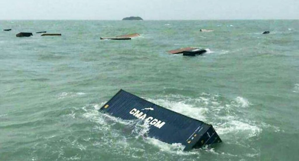 Große Wellen auf der Andamanensee spülen 17 Container von Bord eines Frachtschiffes