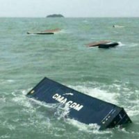 Große Wellen auf der Andamanensee spülen 17 Container von Bord eines Frachtschiffes
