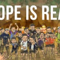 Thailand jubelt – Die ersten vier Fußballer verlassen die Tham Luang Höhle auf eigenen Beinen